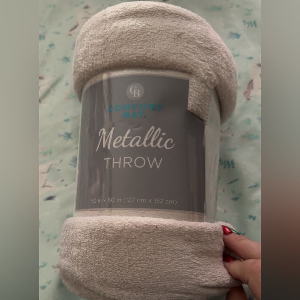 Metallic throw blanket